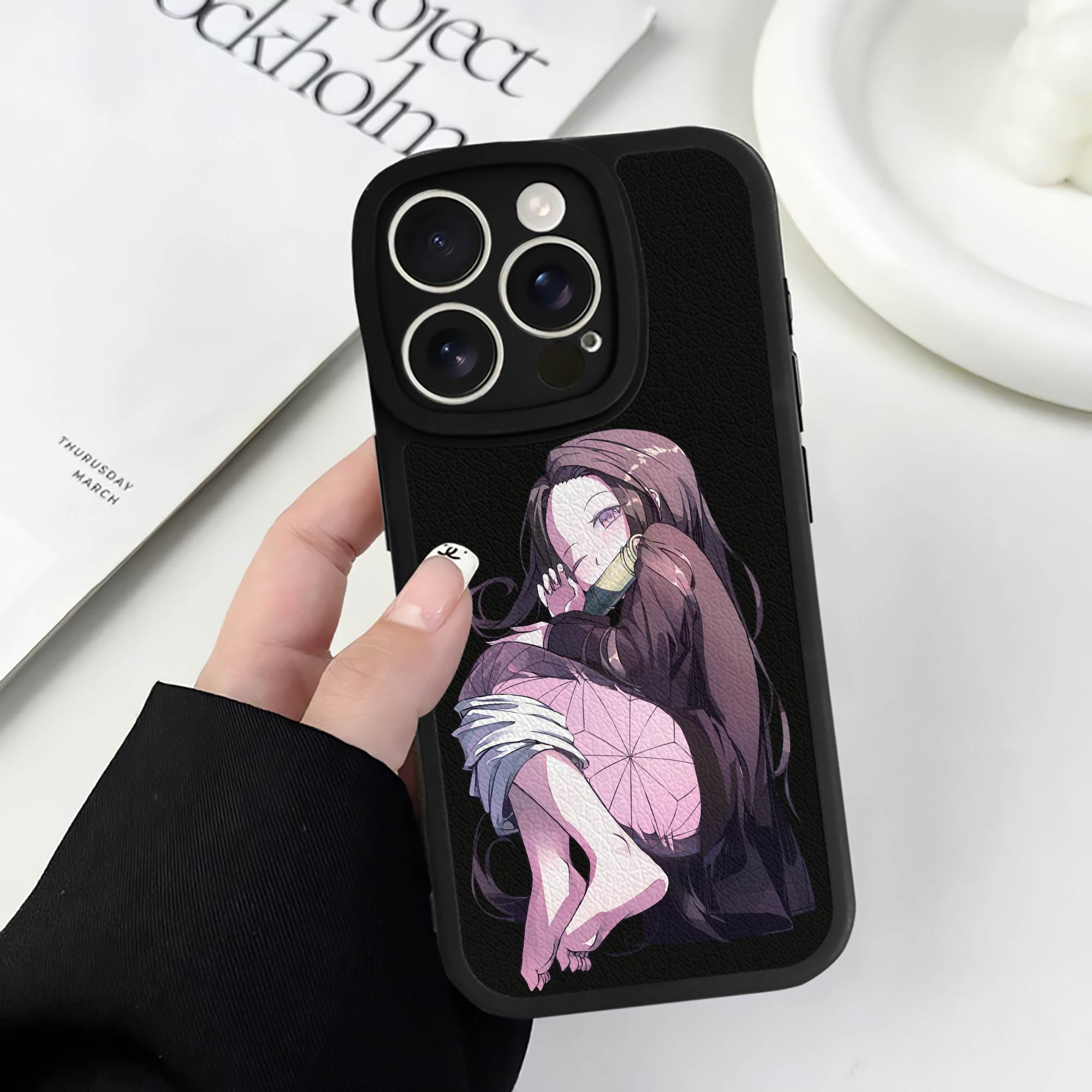 （画像用） 鬼滅の刃（きめつのやいば）竈門 禰󠄀豆子／かまど ねずこ Kamado Nezuko 【iPhone 16シリーズ対応】シリコンスマホケース（レザー調） 材質：シリコン